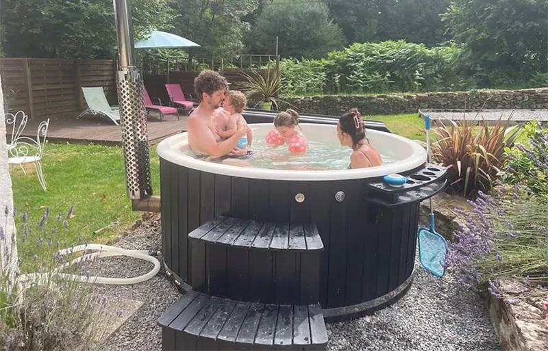 Couple-and-kids-in-wood-fired-hot-tub